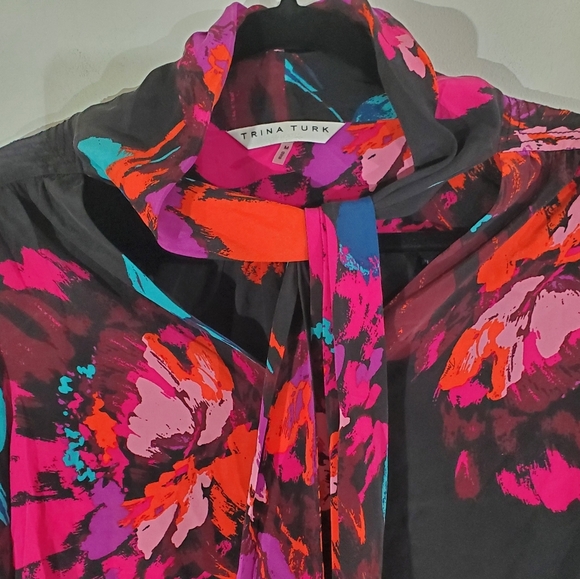 TRINIA TURK 100% Silk Woman's Top Size Med Floral TIE Neck Colorful - Picture 3 of 6